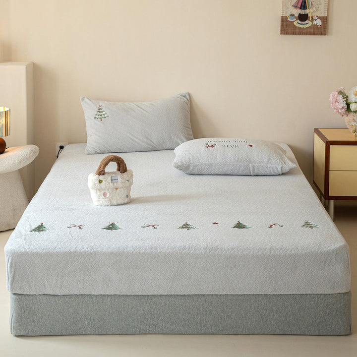 Fitted sheet set with embroidered Christmas tree pattern and soft cotton blend