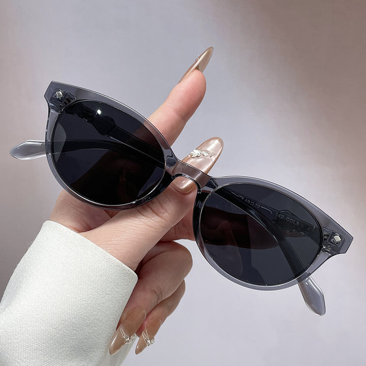 Women Retro-inspired Sunglasses with protected UV filter and sturdy frame Kalsten