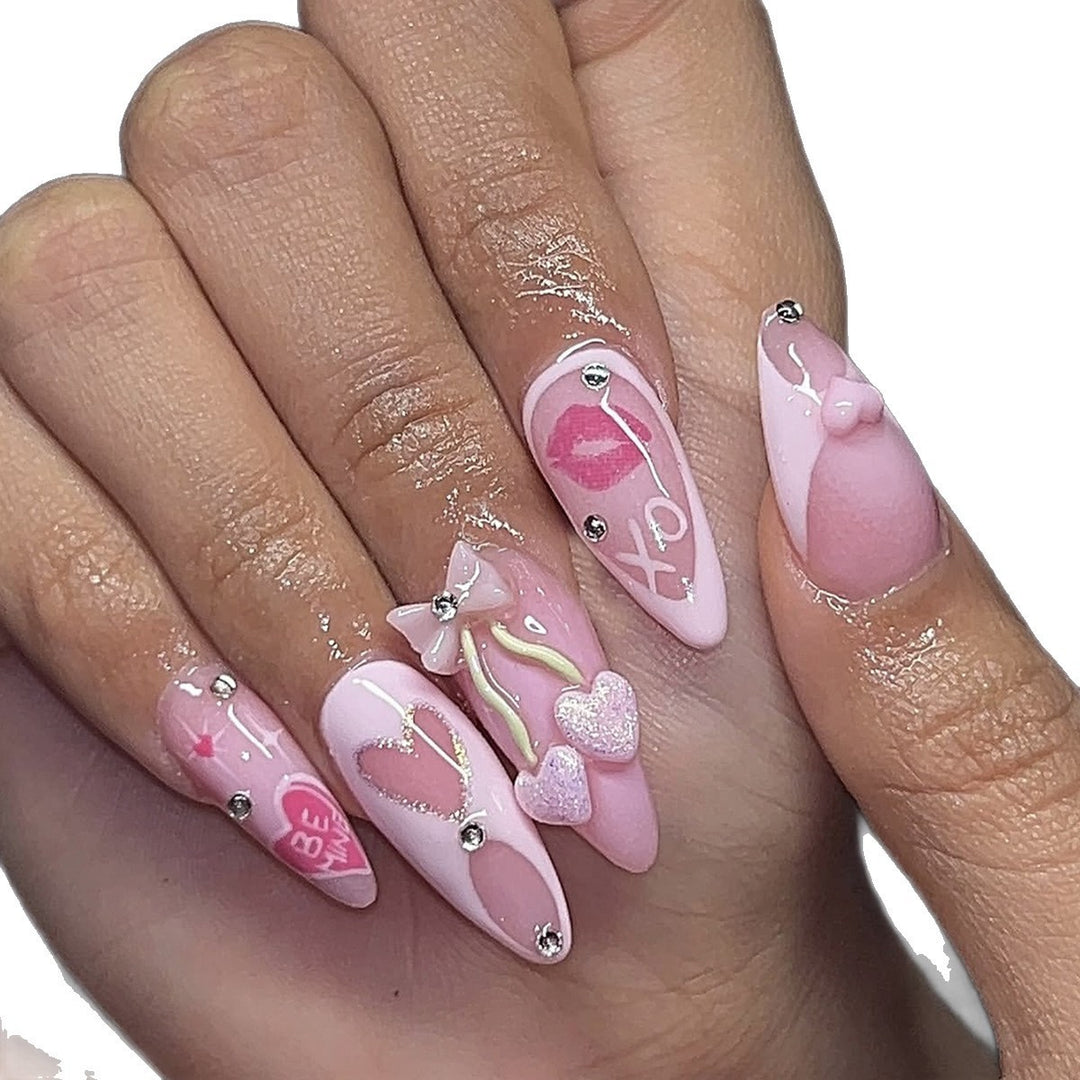 Artificial nail set with playful heart and lip motifs Kalsten