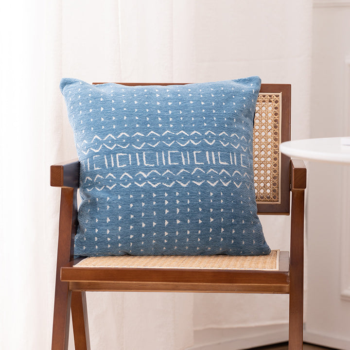 Decorative cushion cover with woven jacquard structure and ethnic motif