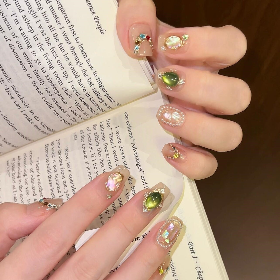 Artificial nails with rhinestone and pearl accents Kalsten