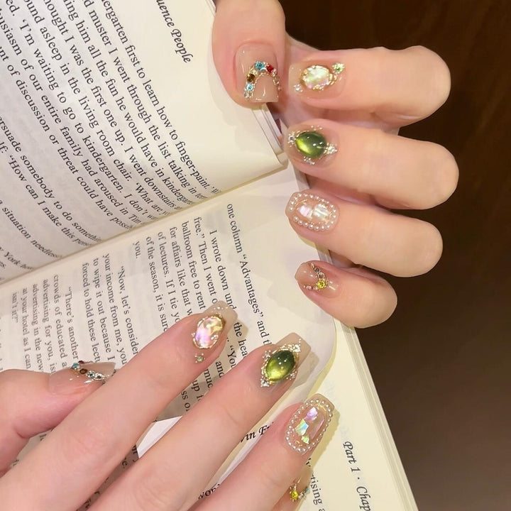 Artificial nails with rhinestone and pearl accents Kalsten