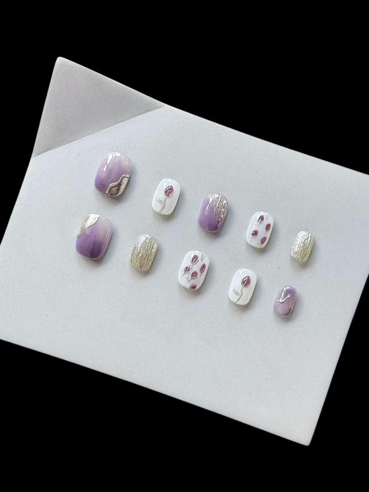 Artistic Press-On Nail Art Set with Floral and Metallic Accents