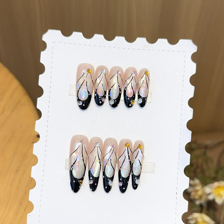 Artifical nail tips with elegant designs and glitter accents Kalsten