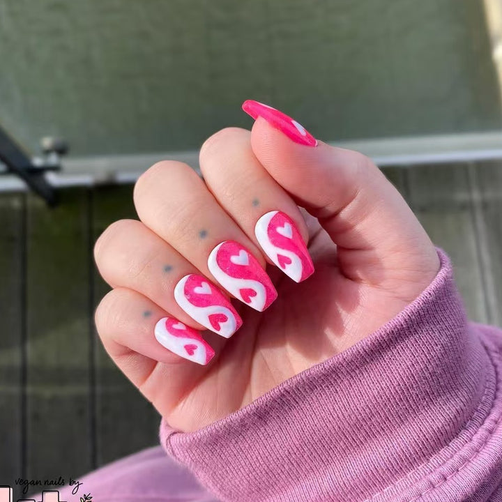 Artificial nails with heart motif and floral accents Kalsten