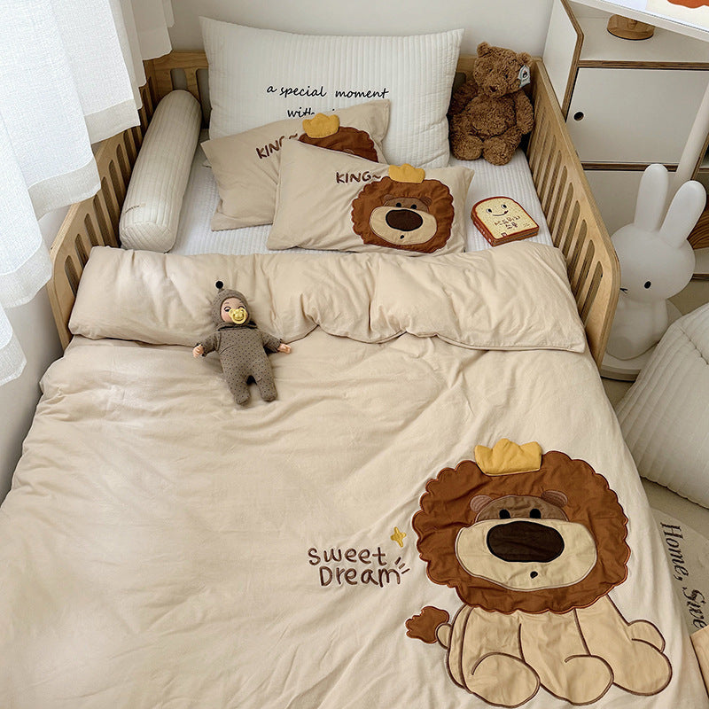 Children's crib bedding set with appliquéd lion motif and breathable cotton muslin