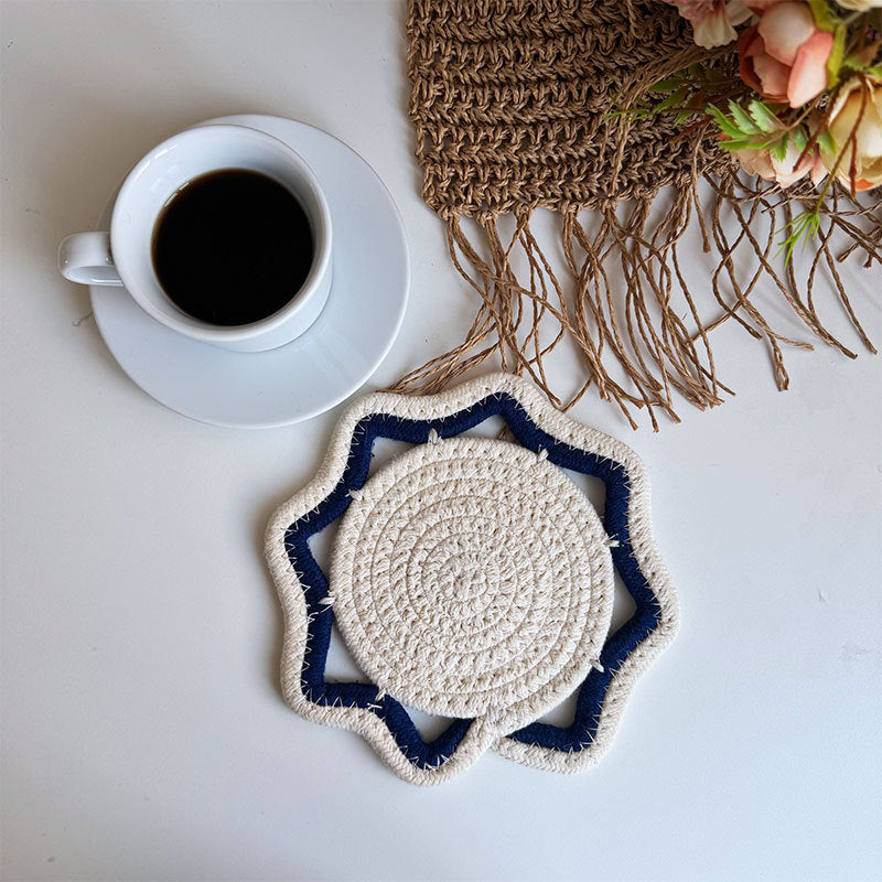 Braided cotton placemat with wavy edge and decorative contrast border