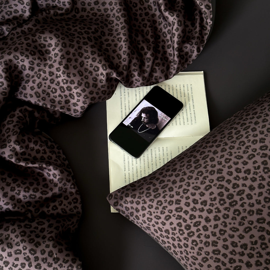 Reversible satin duvet cover set with fine leopard pattern and silky feel