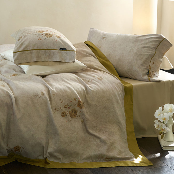 Reversible cotton percale bed linen set with blurred vintage floral print and contrasted hem