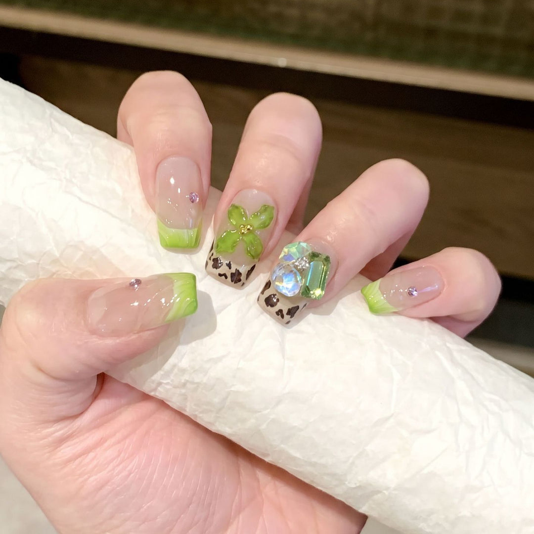 Floral-Themed Press-On Nail Set Kalsten