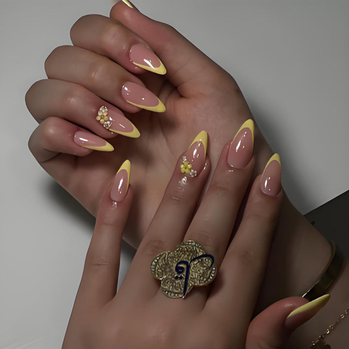 Artificial nail set with elegant gradient and floral accents Kalsten