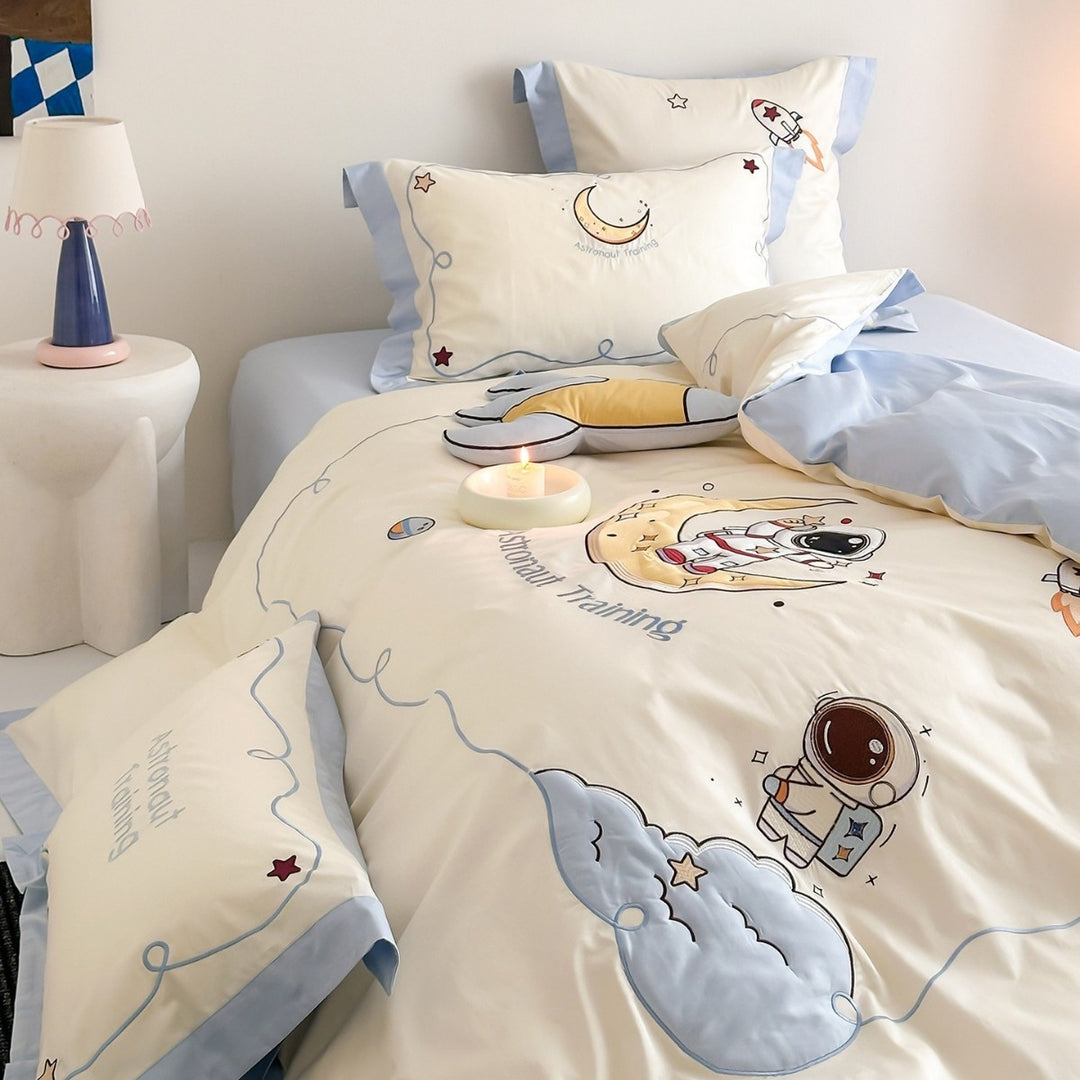 Children's bedding set with astronaut motif and soft cotton satin