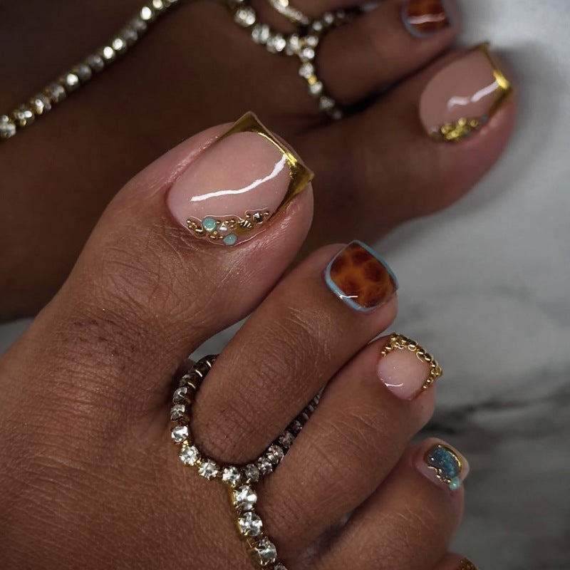 Artistic toenail art with elegant gold design Kalsten
