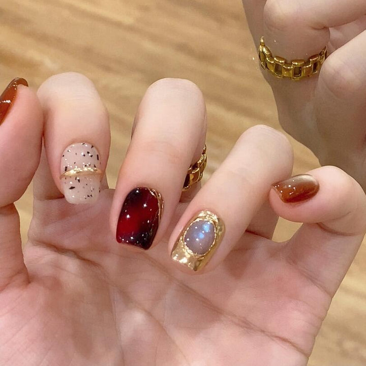 Glamorous artificial nails with elegant designs Kalsten