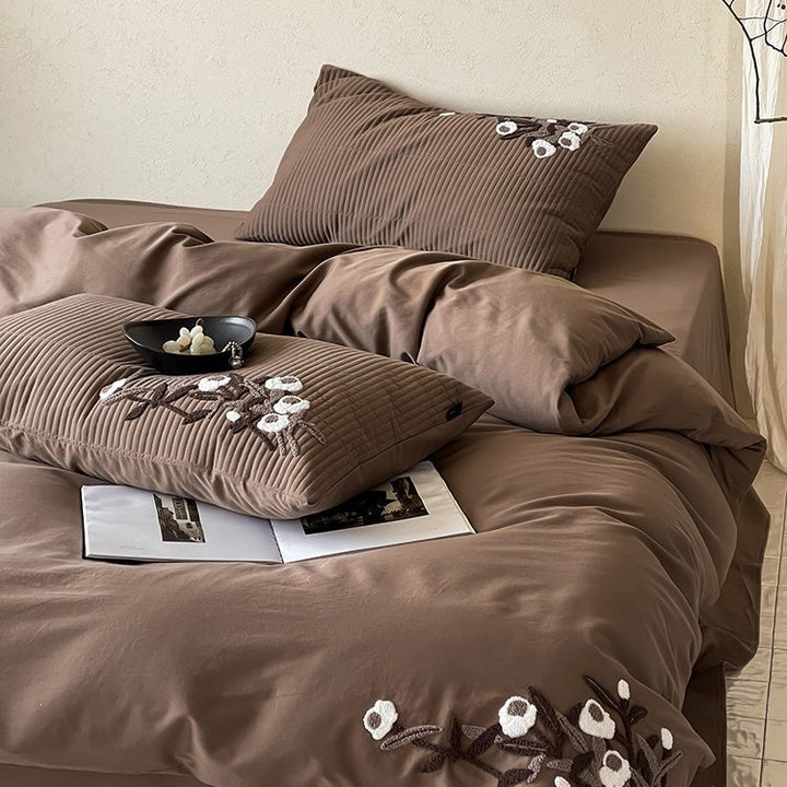 Noble duvet cover and pillowcase set made of cotton satin with floral relief embroidery