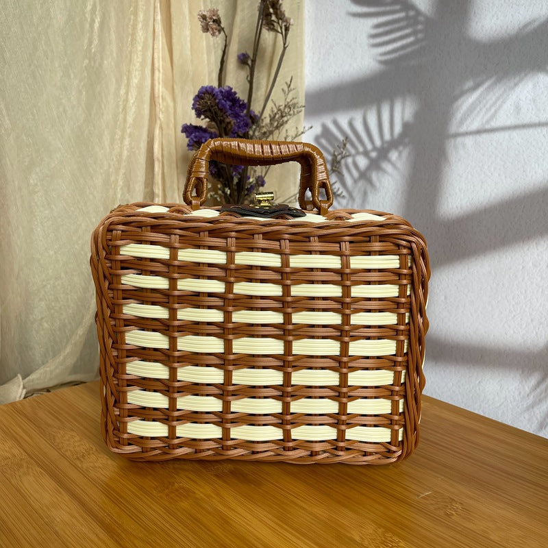 Women stylish picnic basket Kalsten