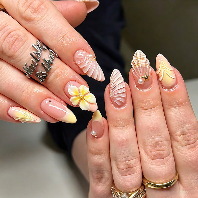 Artful nail set with floral accents Kalsten