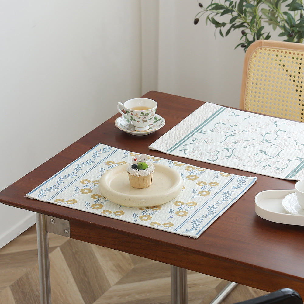 Floral woven bath mat with jacquard structure, absorbent cotton surface and non-slip underside Kalsten