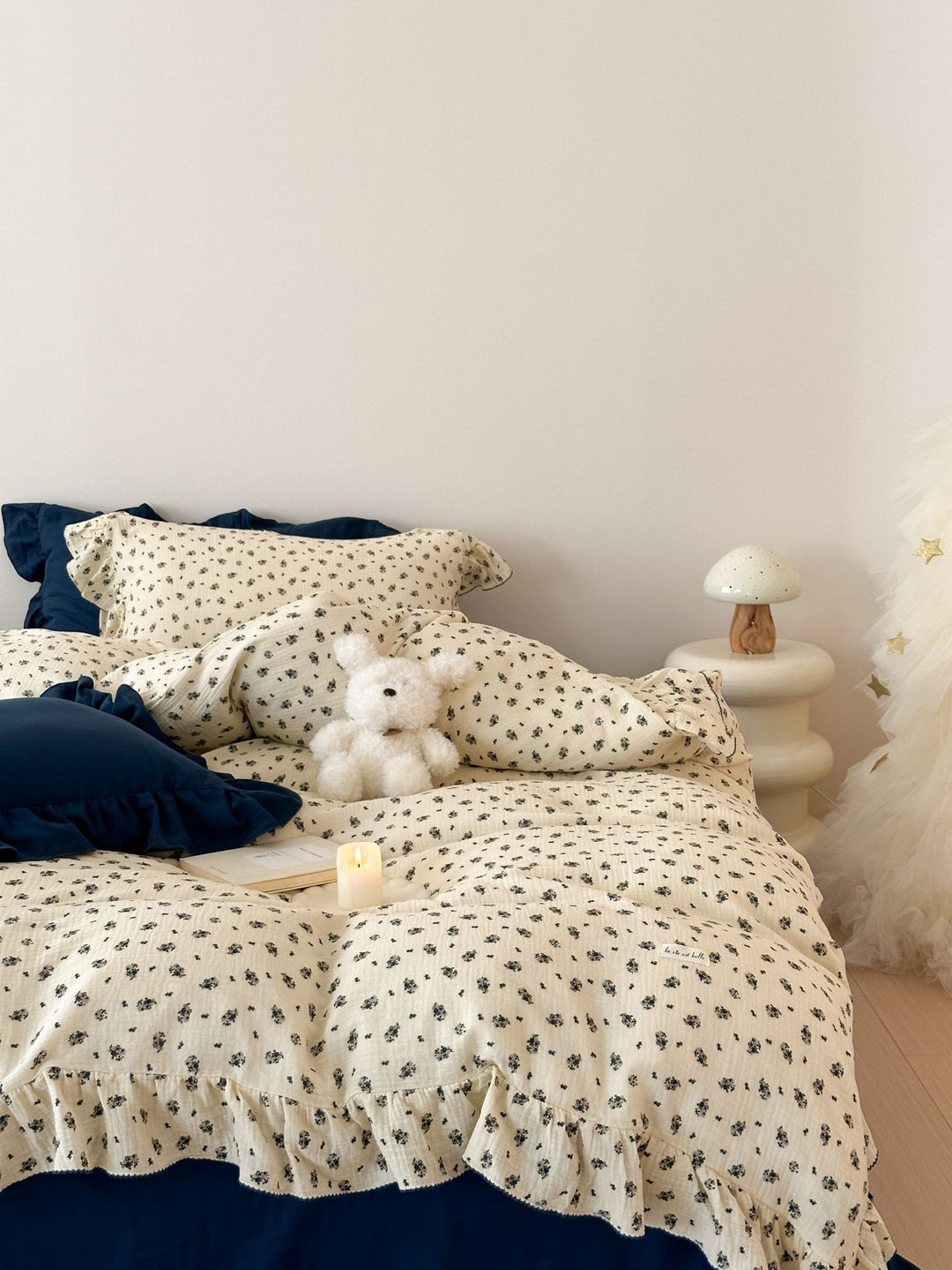 Bedding set made of cotton gauze with ruffled trim and fine bow print