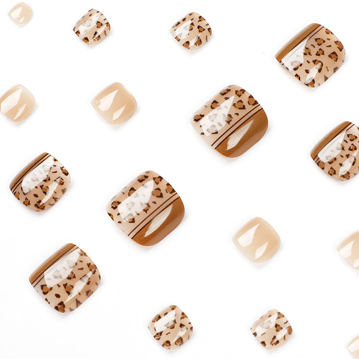 Artful toenail design with leopard pattern and modern lines Kalsten