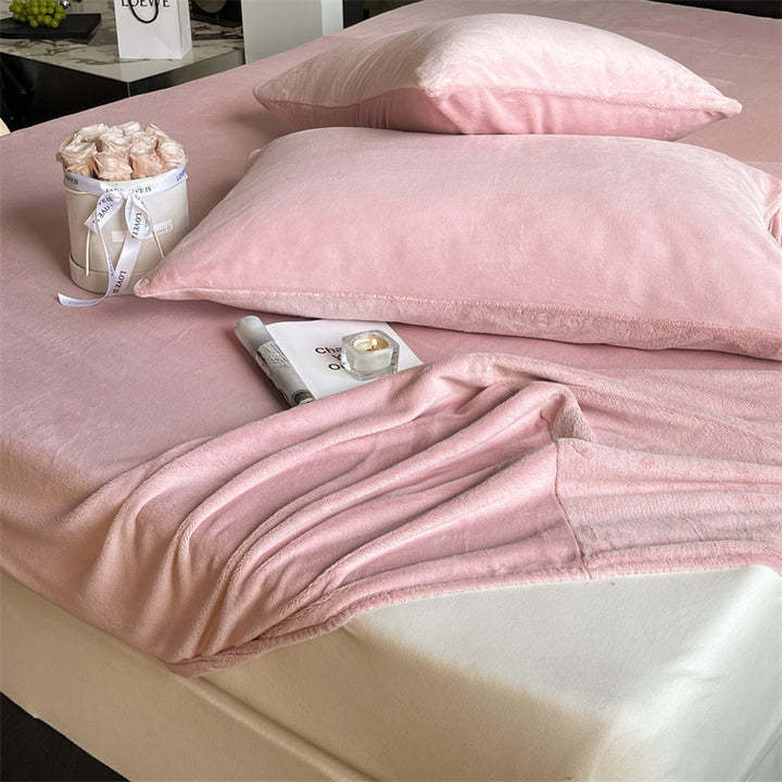 Soft microfiber fitted sheet set with velvety surface and matching pillowcases