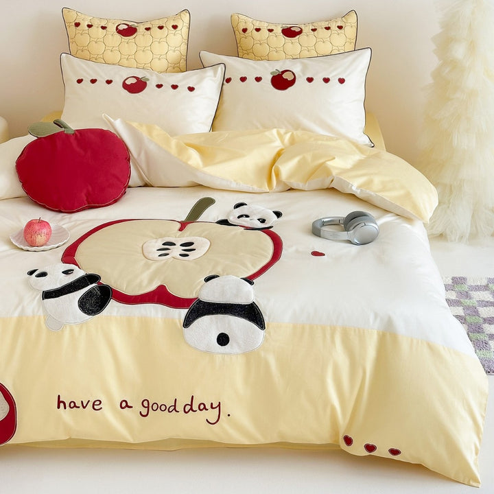 Children's bedding set with appliquéd apple and panda motif