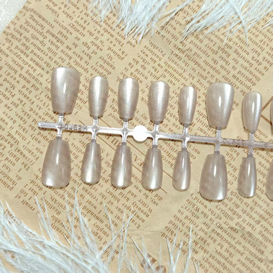 Artificial Nails in Elegant Nude Look Kalsten