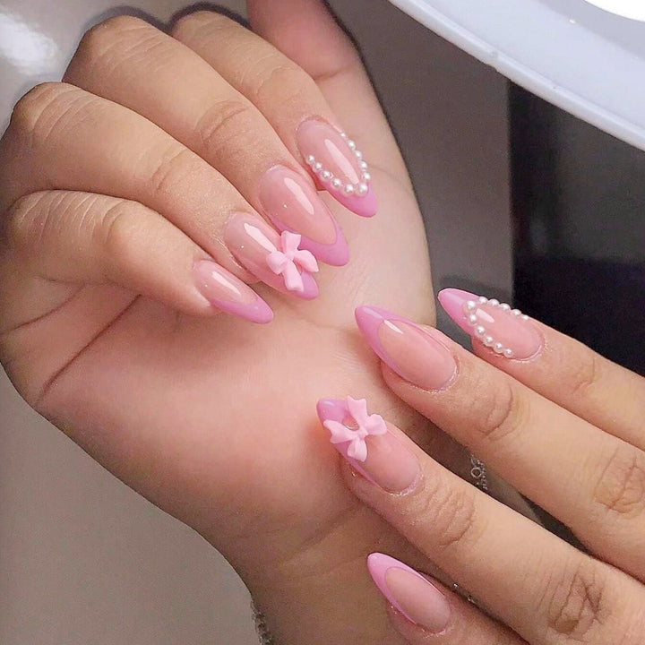 Nail tips with playful flower design Kalsten