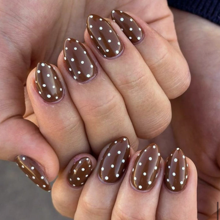 Artificial nail art with playful dots and bows Kalsten