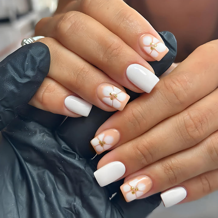 Artificial nail set with luxurious flower design and subtle gold accents Kalsten