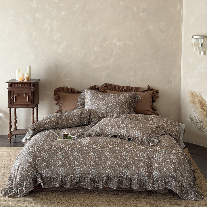 Quilted duvet cover set with ruffle and delicate floral pattern