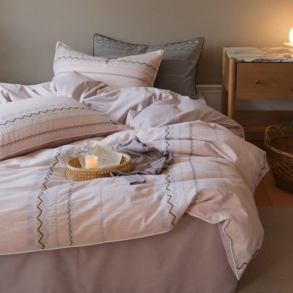 Luxurious cotton bedding set with jacquard zigzag and star pattern