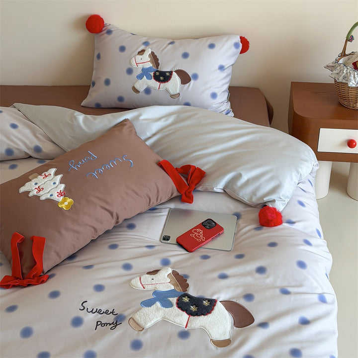 Bedding set made of cotton satin with delicate stripes and embroidered cherry motif
