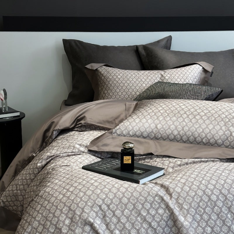 Elegant bed linen set made of cotton satin with discreet jacquard pattern and reversible function