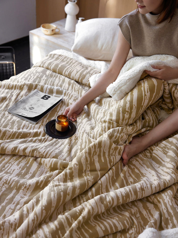 Cozy reversible blanket with Sherpa fleece and textured surface