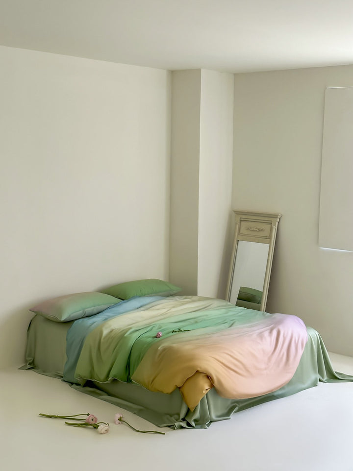Bedding set made of satin with a soft ombre color gradient and a silky-matte feel