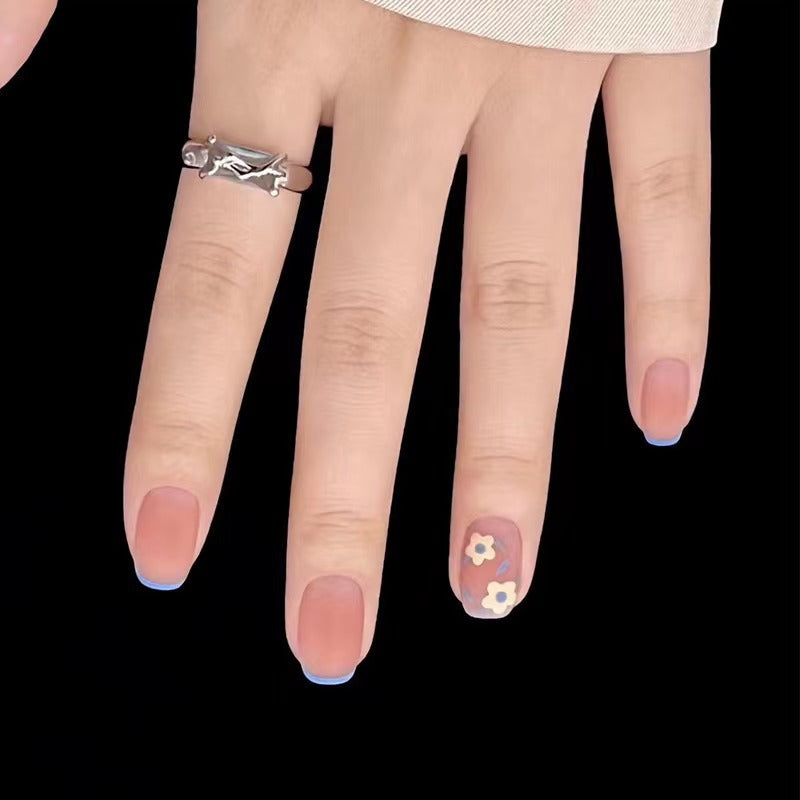 Creative nail design with floral accents Kalsten