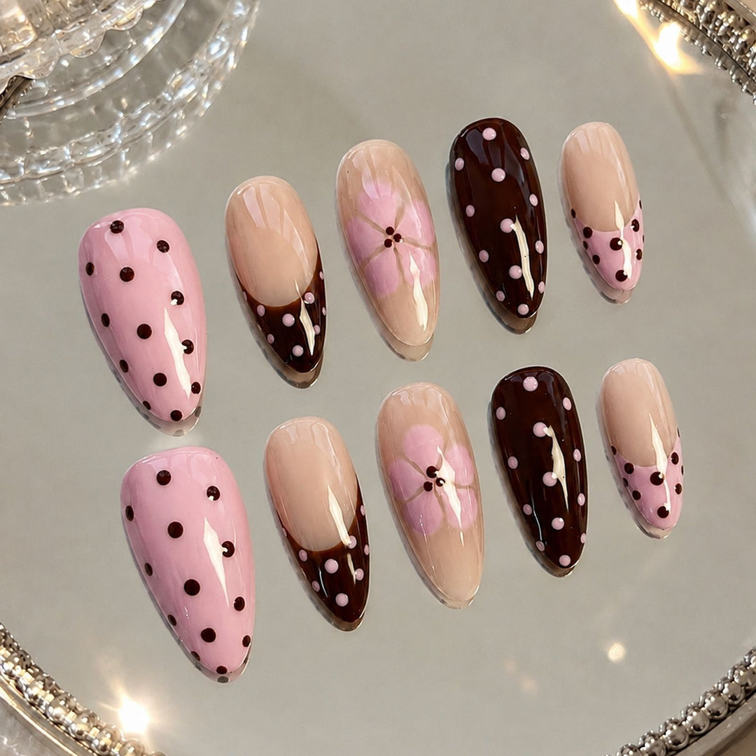 Artificial nail set with playful dots and floral accents Kalsten