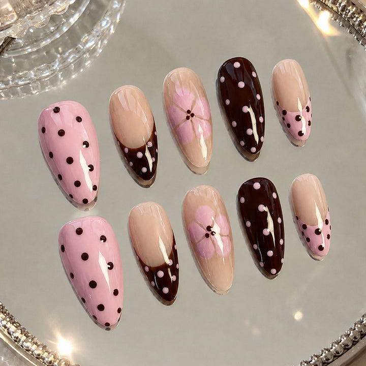 Artificial nail set with playful dots and floral accents Kalsten