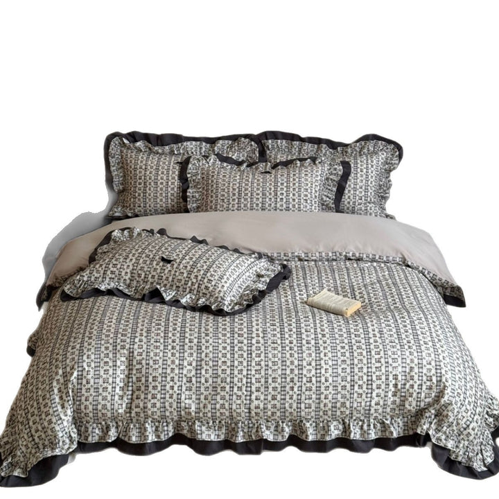 Plush bedding set with frill and floral vintage look