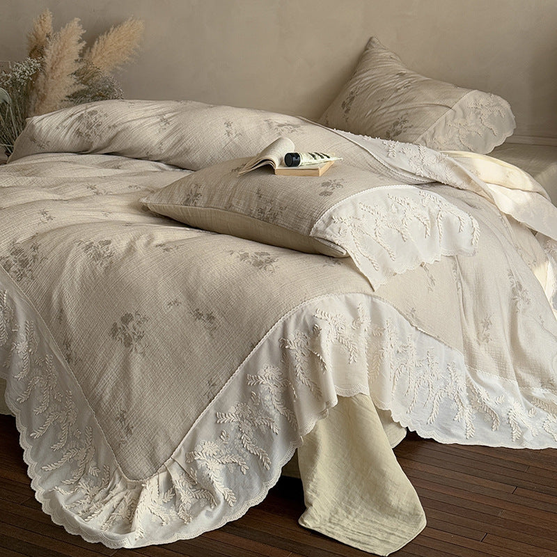 Quilted duvet with embroidered ruffle and delicate pillowcases