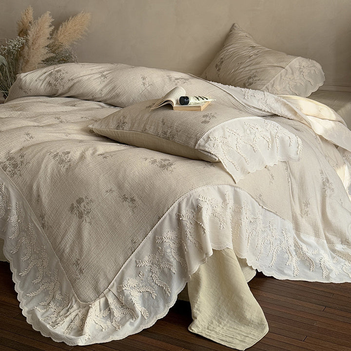 Quilted duvet with embroidered ruffle and delicate pillowcases