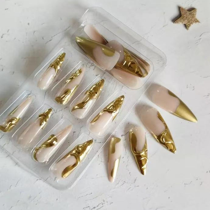Artificial nails with golden, curved accents Kalsten