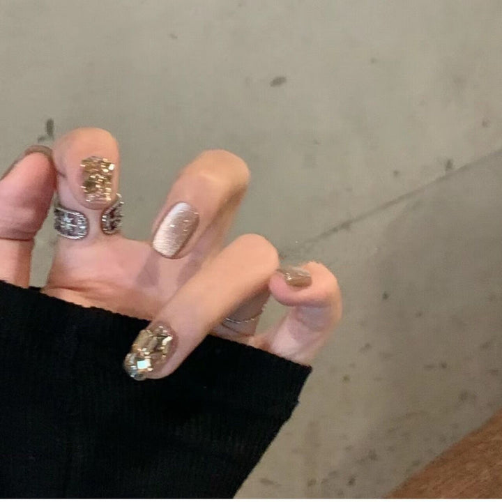Acrylic nail set with glamorous gold details Kalsten
