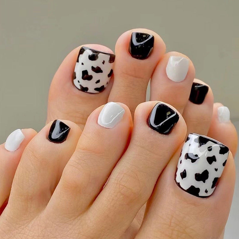 Artful toenail extensions with modern animal pattern Kalsten