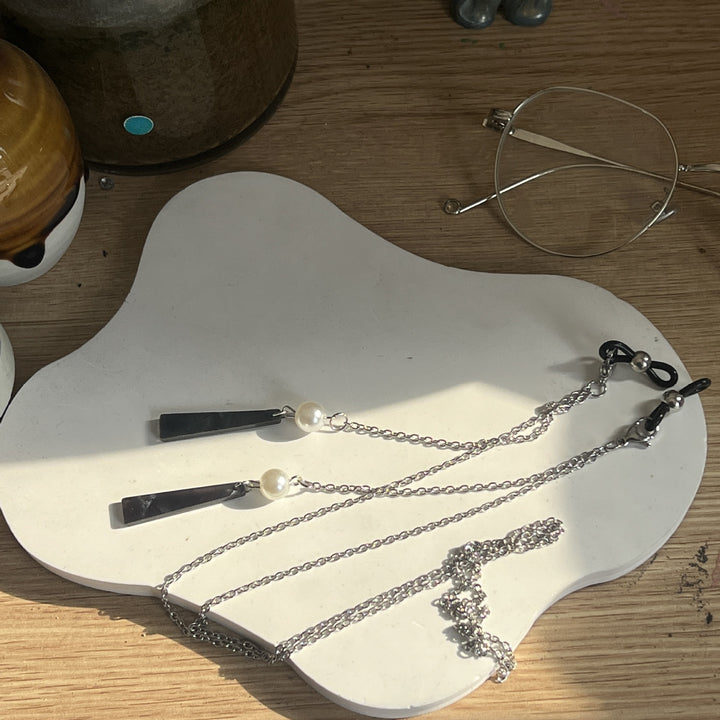 Chic Pearl and Chain Eyewear Holder Kalsten