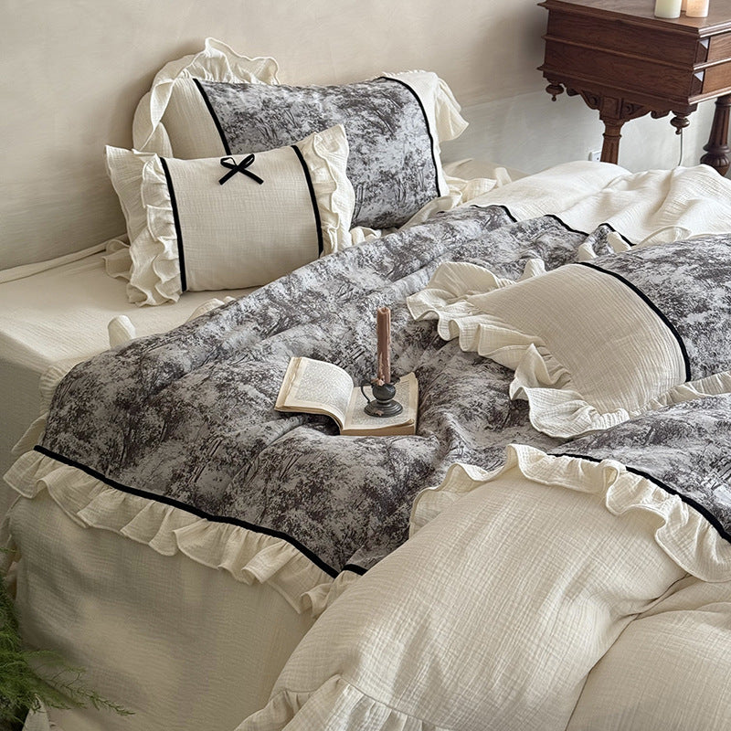 Bedding set made of cotton gauze with lush ruffle, velvet applique, and contrast piping