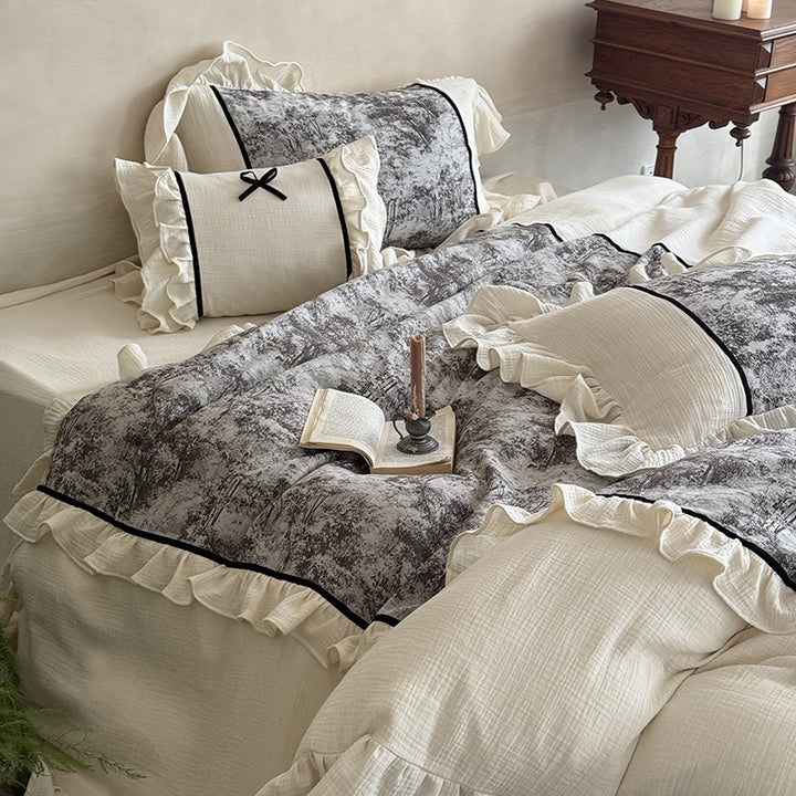 Bedding set made of cotton gauze with lush ruffle, velvet applique, and contrast piping