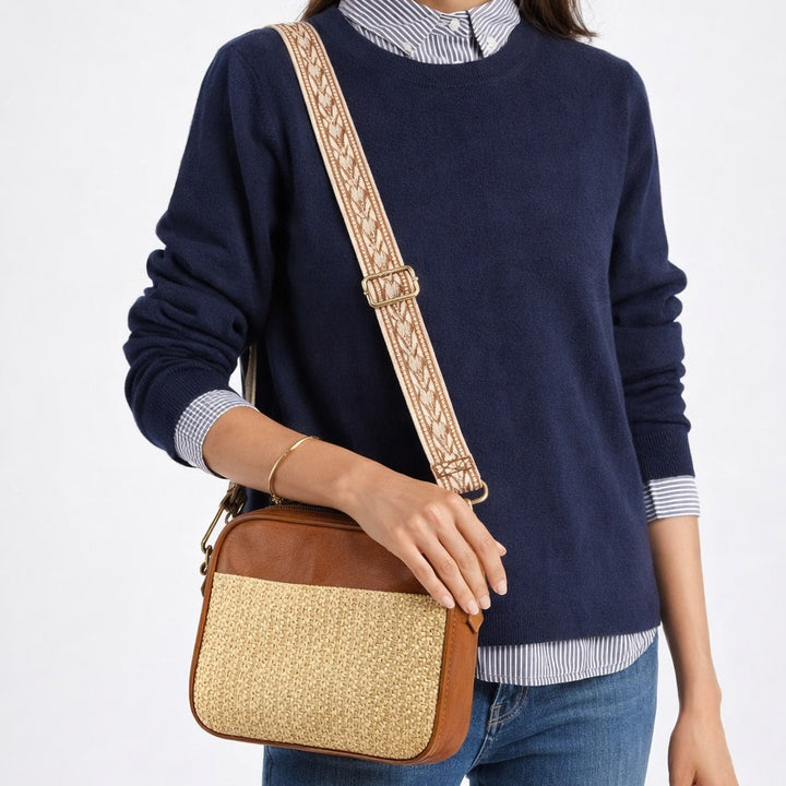 Stylish Crossbody Bag with Woven Straw and Leather Accents