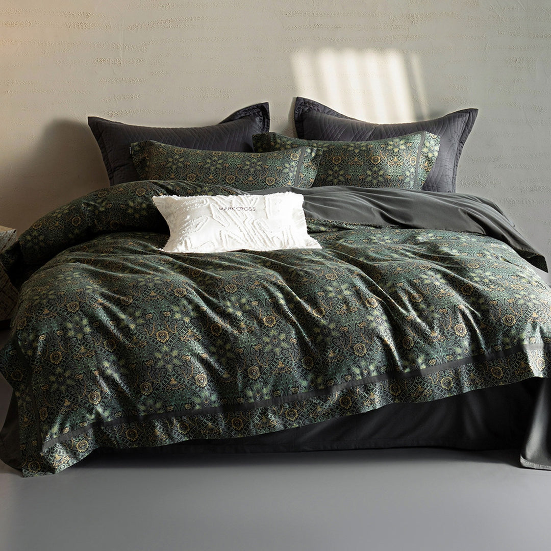 Duvet cover set made of cotton percale with subtle leaf allover and piped edge